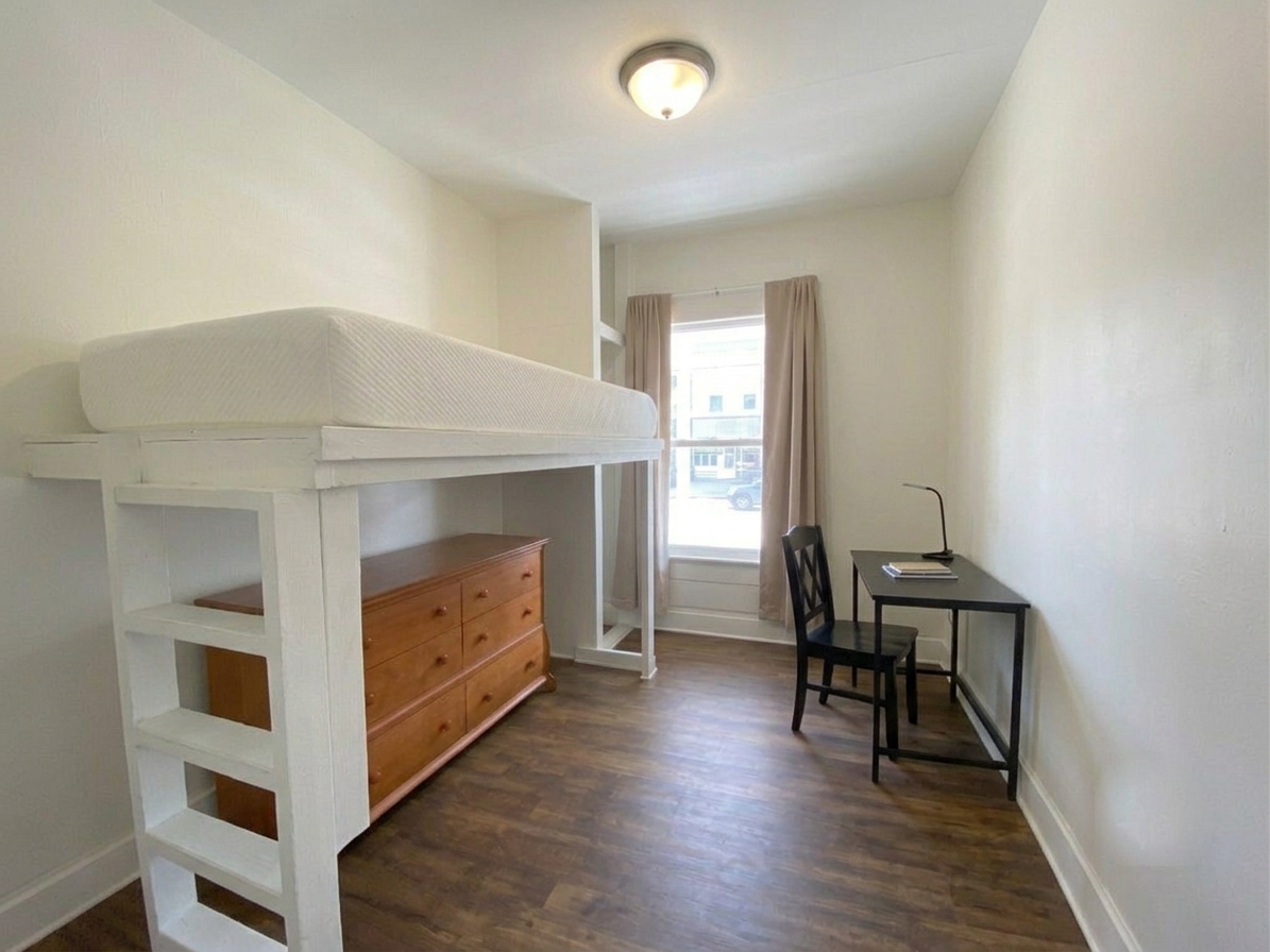 Room that keeps its loft with a new full-size desk